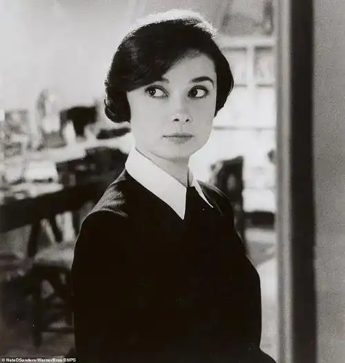 14张罕见奥黛丽·赫本剧照,64年后卖出天价,女神并非无缺点侧面看得出