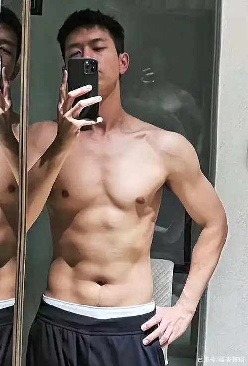 31岁李现晒对镜自拍照,不穿上衣秀八块腹肌,网友:好帅