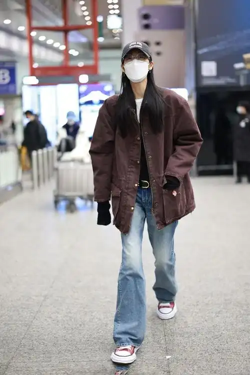 结束休假的表姐刘雯深夜现身机场酒红色工装外套搭配圆框眼镜