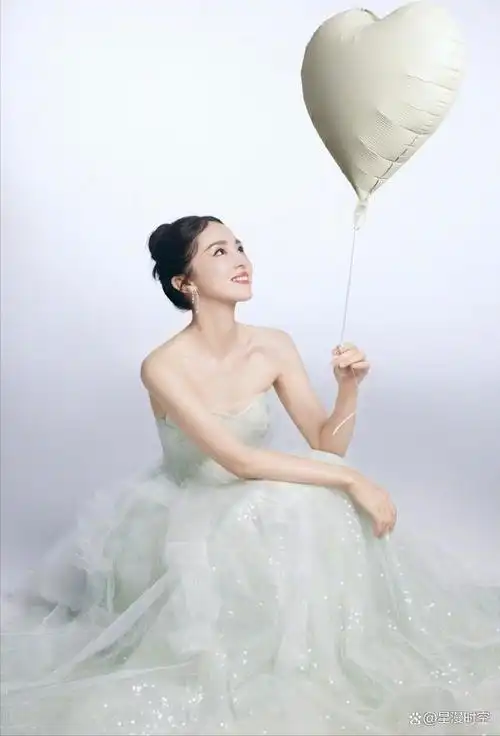 众星女神节晒照状态好真实杨幂酷飒袁咏仪年轻景甜美到认不出