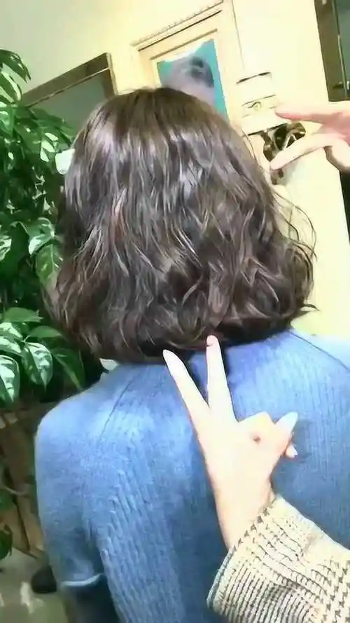 301一款短发的凌乱木马卷凸显女性的俏皮可爱气质又有魅力