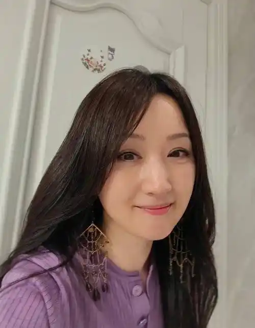 杨钰莹怼脸自拍,脸肿眼小,疑似整容,往日容貌不再,有些可惜_网友_鲜花