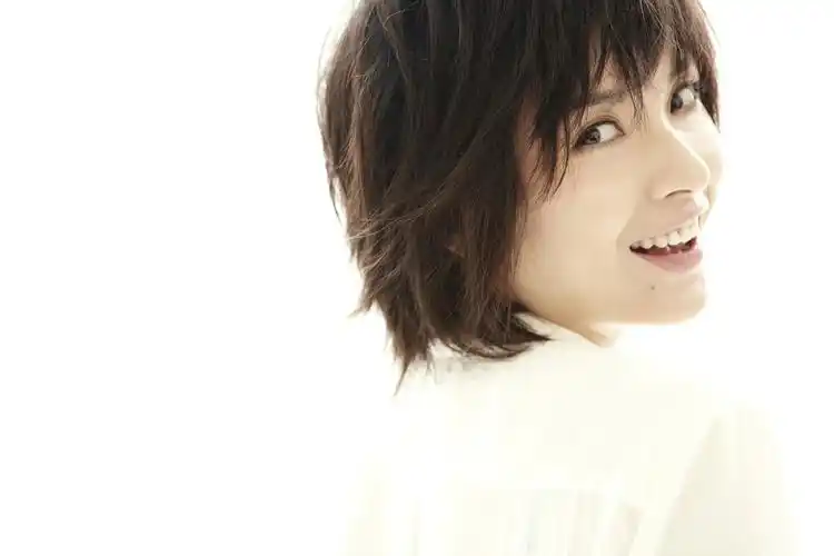 因拍吻戏被豪门老公嫌弃,后嫁靳东被宠成公主,儿子成最帅星二代_李佳