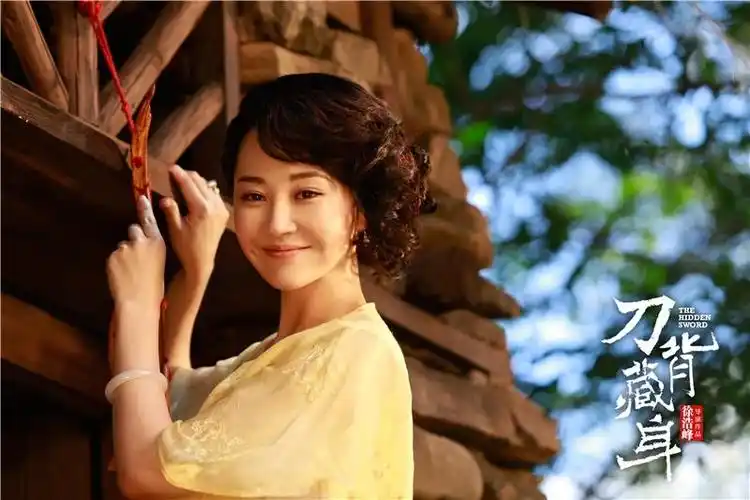 《刀背藏身》曝光剧照 许晴妩媚春夏清纯动人