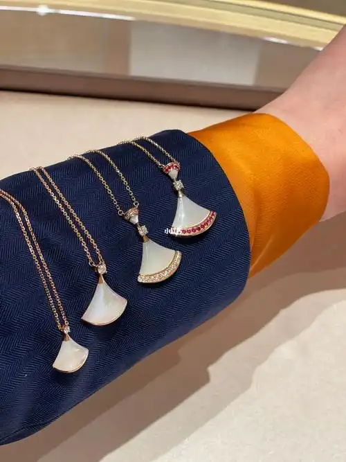 宝格丽白扇子项链