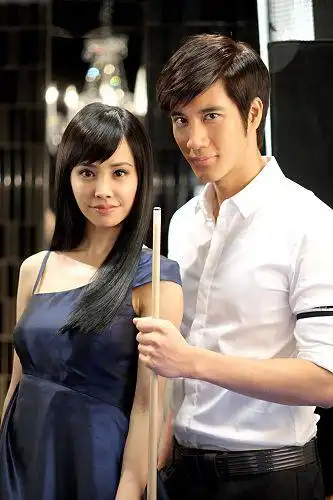 组图:蔡依林王力宏十指环扣打台球 击浪漫火花