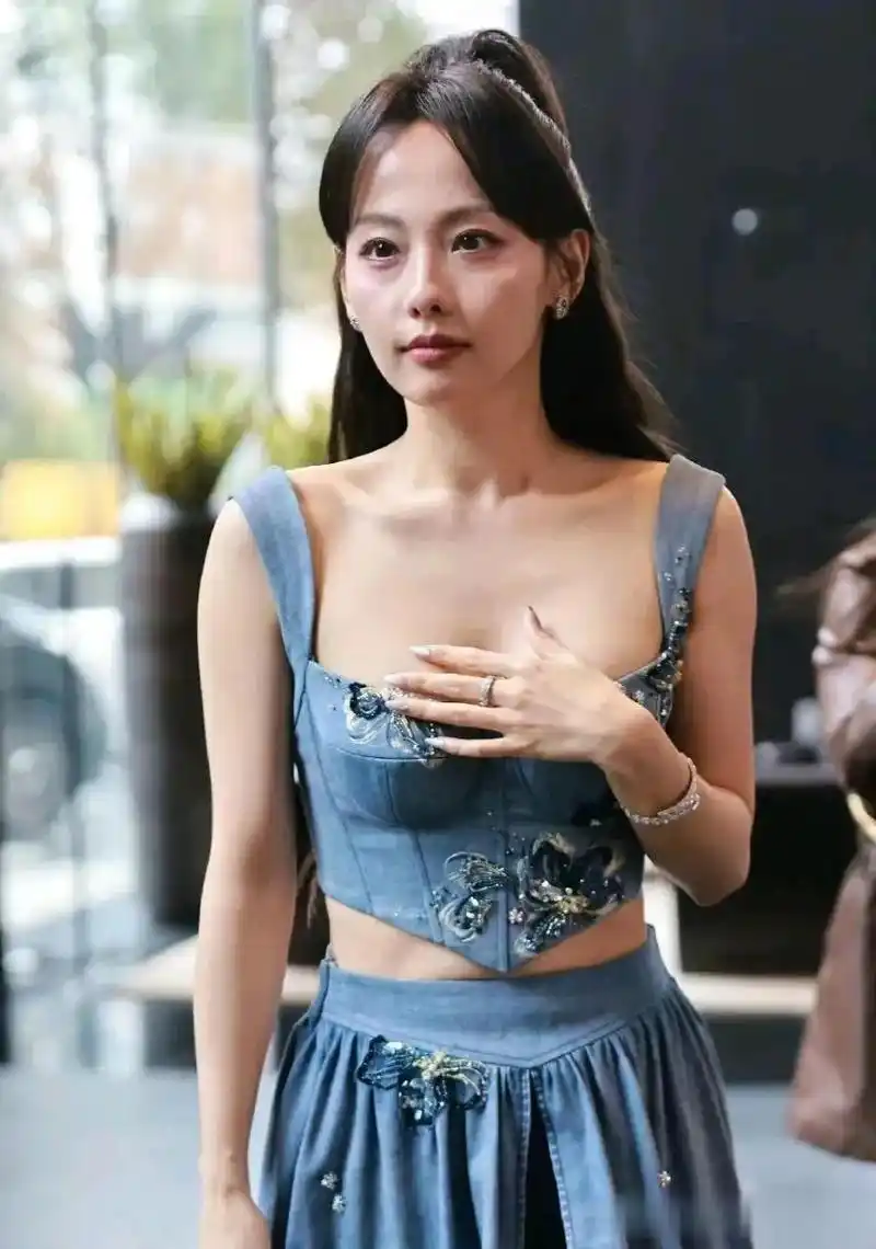 张嘉倪身材好美!就是黑眼圈有点严重,都快成熊猫眼了,是年纪大了?