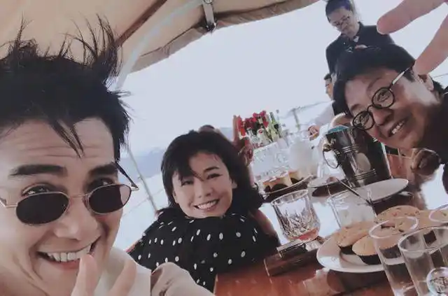 马思纯,彭于晏新剧杀青,晒合影心情大好,坐游轮看海景生活惬意_笑容