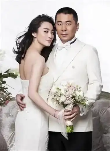 李小璐婚纱照李小璐近期机场照明星夫妻婚纱照