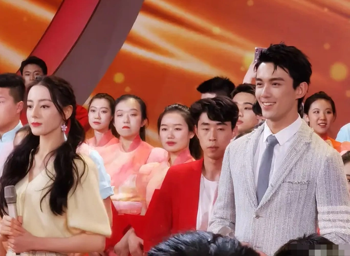 歌隼参加五四晚会,吴磊看热巴的眼神又苏又撩,这次真的磕到了!