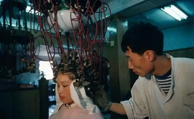 老照片1980年,烫个头发过大年