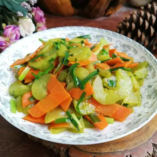 黄瓜炒胡萝卜,家常小炒,快手美味