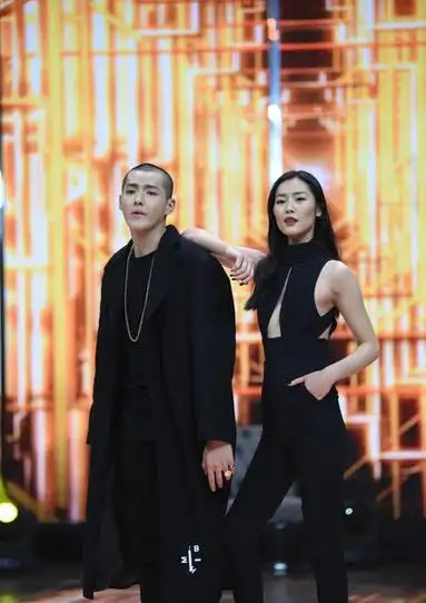 组图:刘雯搭档吴亦凡t台走秀 这画面也是配一脸