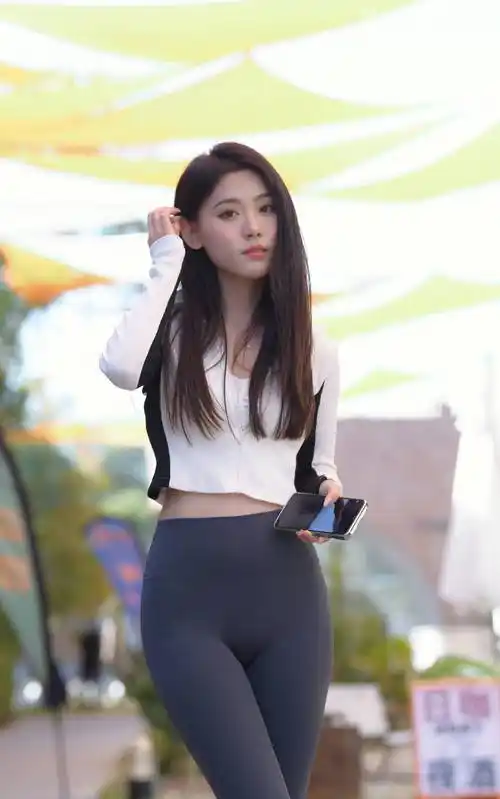 穿紧身裤的小姐姐,展现出让人心动的青春之美_女生_瑜伽_魅力