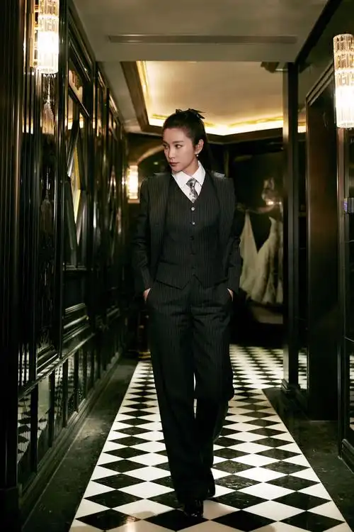 西装马甲三件套太有型,李冰冰登综艺节目,和老人其乐融融