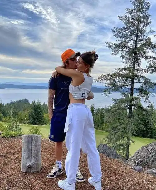 贾斯汀比伯和妻子出街,海莉身材曲线太吸睛,穿短裤拖鞋不失美感_西装