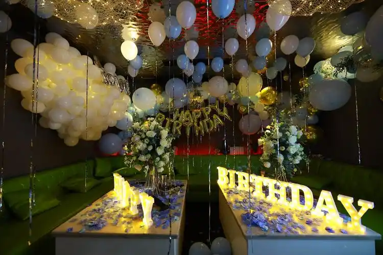 里面有很多场所,比如ktv,桌球,餐饮,比较安静的是音乐吧等等,生日聚会