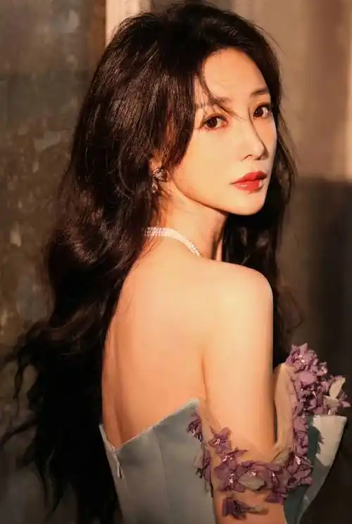 柳岩的鲜花抹胸裙让人惊叹:美感炸裂!网友直呼:女神降临!