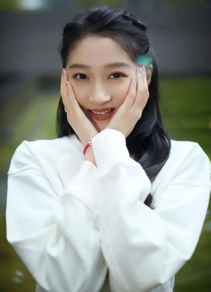 关晓彤壁纸你是坠入人间的精灵露出了灿烂的笑容