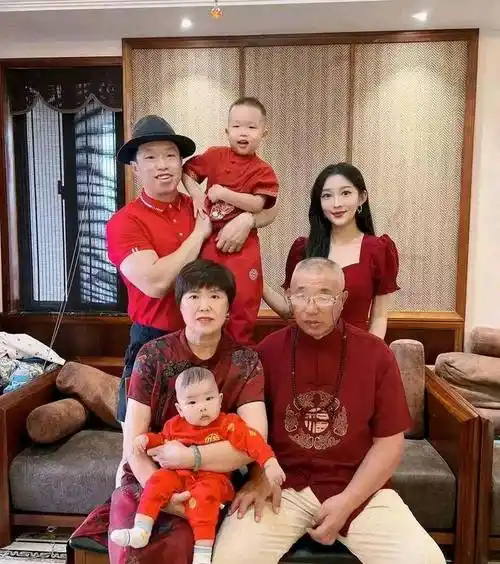 德云社烧饼:老婆固然漂亮,奈何自己基因强大,俩孩子像复制粘贴_郭德纲