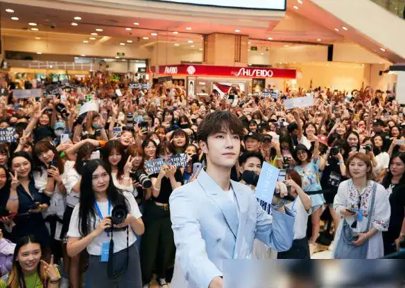 王一博举行见面会,看到他和粉丝们合照姿势,网友:直男开窍了?