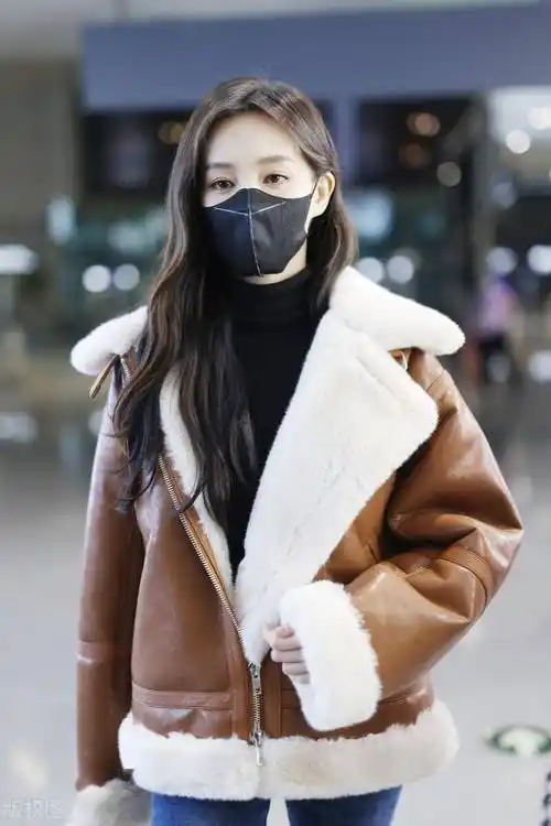 李一桐最新机场街拍,皮毛一体外套 蓝色牛仔裤,气质十足_时尚_黑色