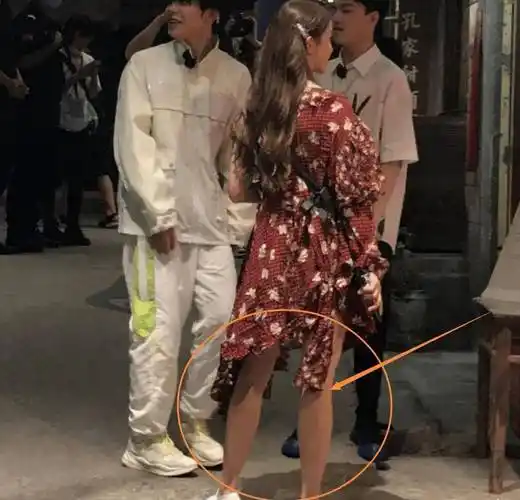 都说姜贞羽是神仙颜值,当她出现路拍生图里,颜值高低一目了然_节目