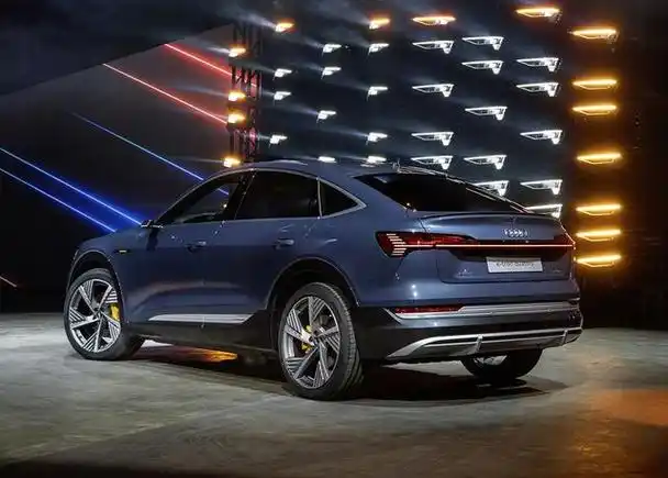 日前,上汽奥迪旗下2023款奥迪q5 e-tron正式上市,新车共推出12款不同