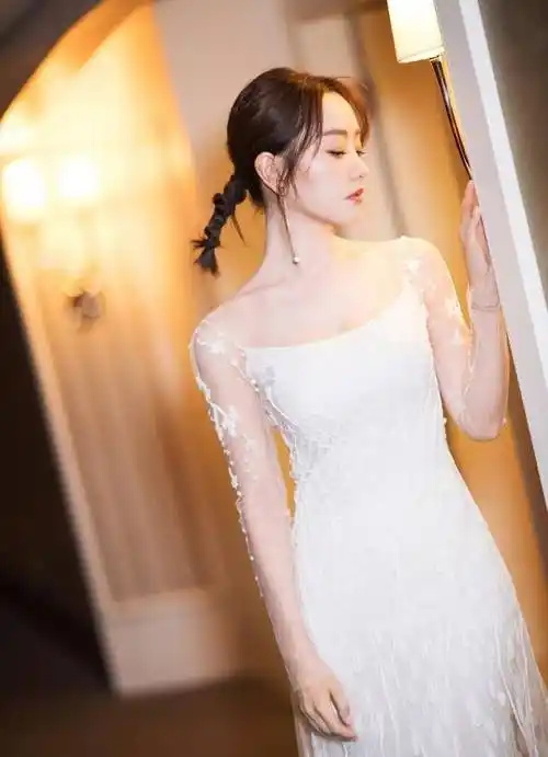 通透的材质,轻松展露漂亮的美肩,秀出迷人的锁骨,完美的修饰杨蓉精致