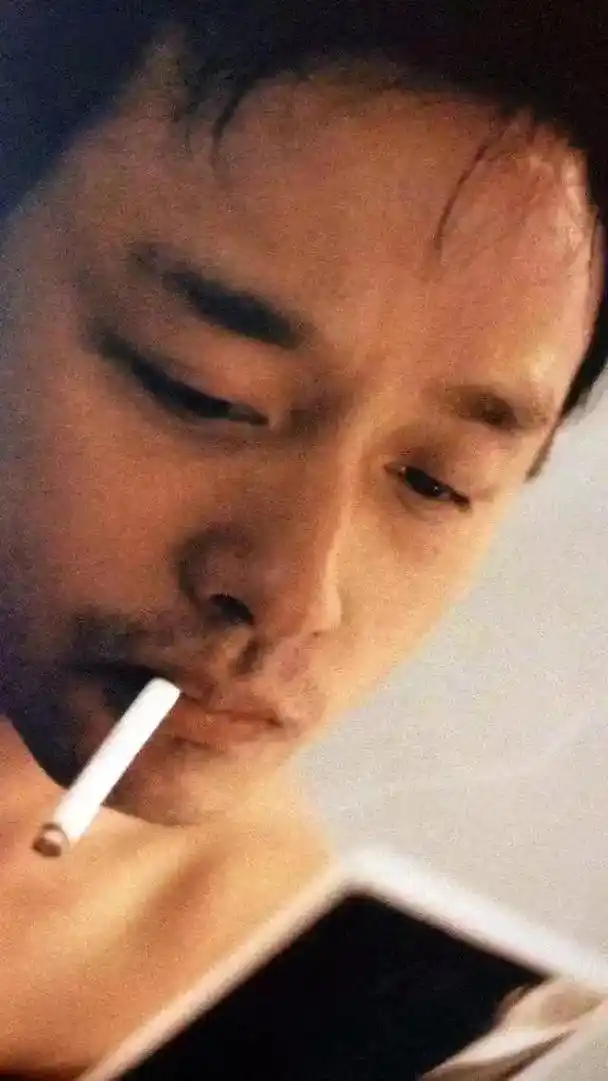 【缅怀巨星——张国荣】  中文名 张国荣(原名张发宗)  外 - 抖音