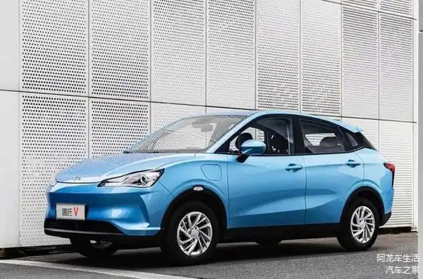 让整台车电动化特征明显,车身一些细节向定位更高的哪吒u靠拢