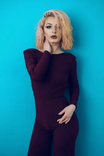 穿棕色紧身衣的女人