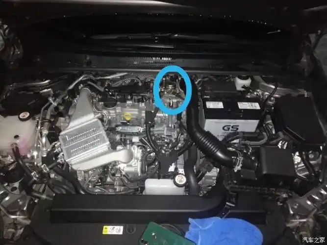 卡罗拉高压燃油泵在那个位置?