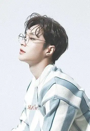 张艺兴真的太适合戴眼镜了盐甜兼备