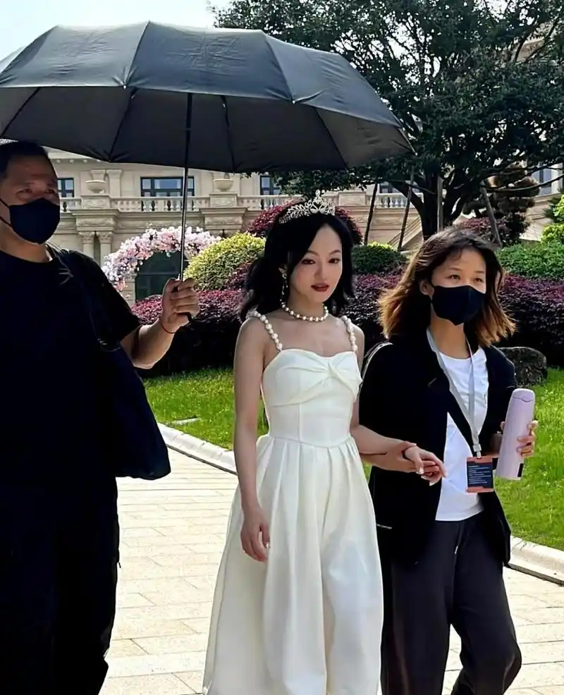 张韶涵穿着公主裙皇冠装束,仿佛回到了小时候的公主梦,令人惊叹她即使
