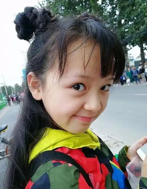 《人间至味是清欢》的观众应该也能认出来,剧中陈乔恩的小时候也是