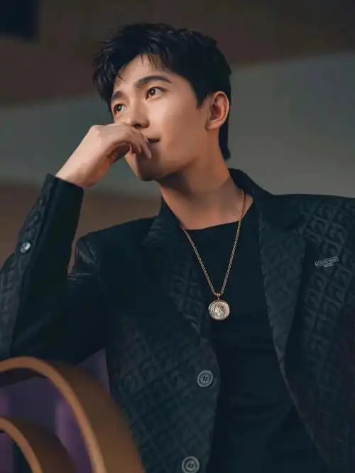 帅不用说佩戴古币的杨洋更加独特有魅力