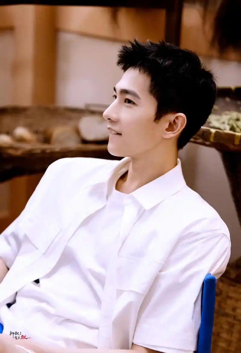 组图:杨洋穿白色衬衫清爽十足 开怀大笑咬嘴唇太可爱