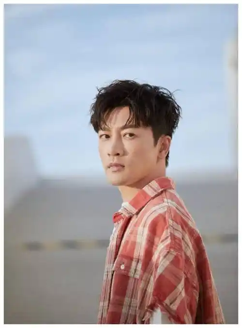 原创苏有朋晒时尚大片格子衬衫搭破洞裤做个逗号发型似年轻小伙