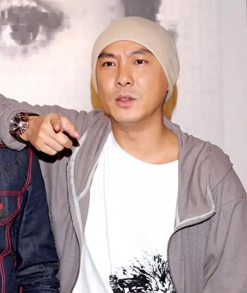 过气艺人的残酷真相,在58岁的张卫健身上展现得淋漓尽致