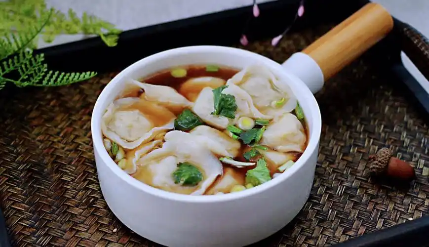 爱吃混沌可以在家做,皮薄馅多,想吃啥馅就做啥,一下能吃两大碗