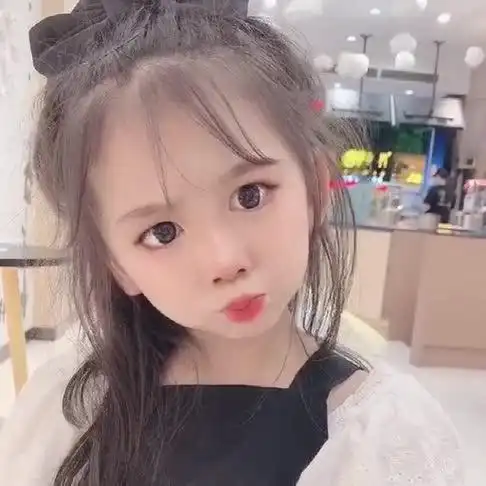 嘟嘴卖萌的小可爱,这满脸的胶原蛋白,看的我好想去捏一下!