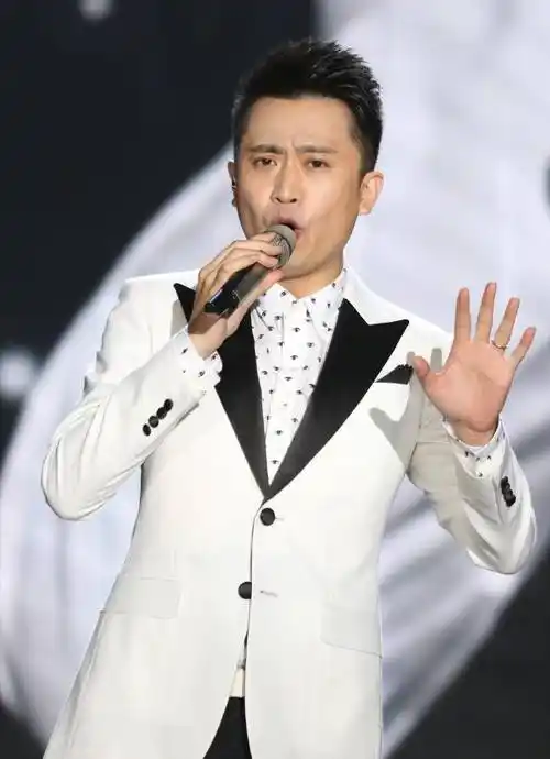 原创电视主持人杨帆颜值不输男明星业务能力高却无缘上舞台舞台