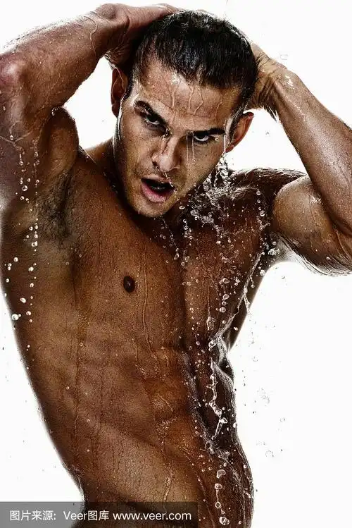 赤膊肌肉男洗澡