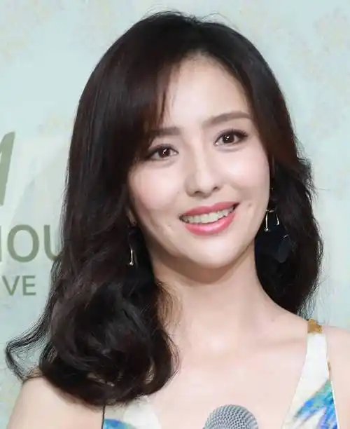 舞蹈导师佟丽娅,穿开衩裙太惊艳,眼神妩媚回到"赵飞燕"_陈思诚_丈夫