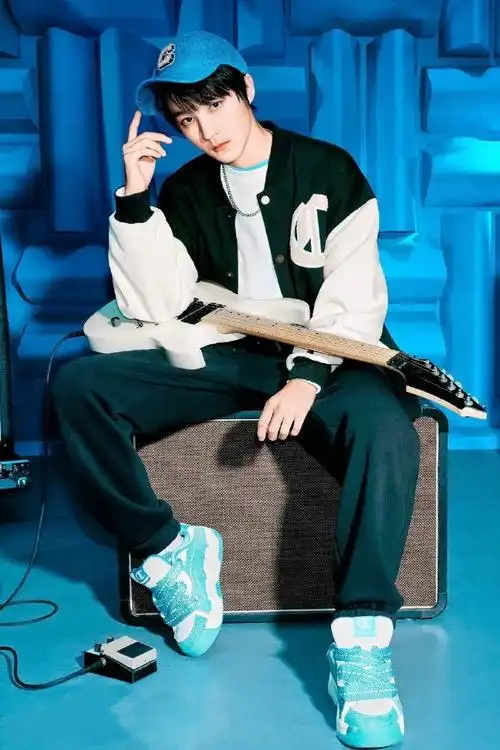 王俊凯牛仔套装机场路透