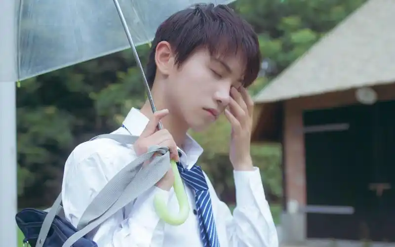 初夏大太阳外面乱逛的可爱男孩子竟然.