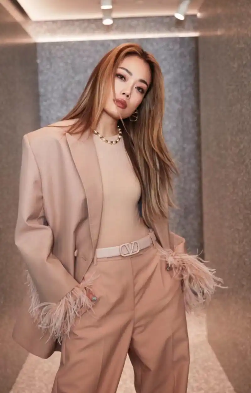 容祖儿参加活动尽显御姐范,她晒出宣传照气场全开,眼神犀利,穿一身