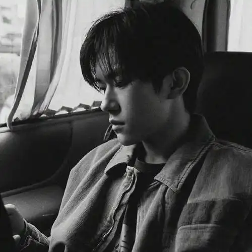 易烊千玺氛围感黑白头像 太爱了