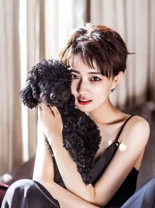 今天要跟大家聊一下为什么有些女明星剪短发被称为假小子,而有些女